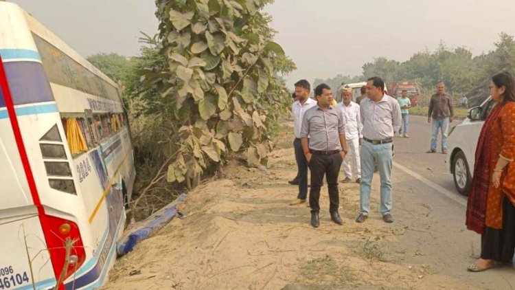 लखनऊ-गोंडा हाईवे पर अनियंत्रित होकर पलटी डबल डेकर बस, 6 यात्री घायल