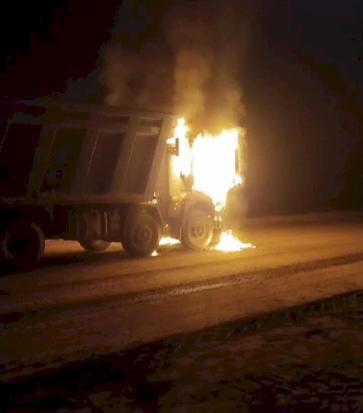 रायबरेली-खनन करके मिट्टी ले जा रहे डंफर में लगी आग , कूदकर चालक ने बचाई जान