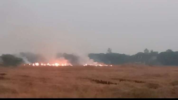 रायबरेली में खेतों में जल रही पराली,कागजों में चल रहा प्रबंधन