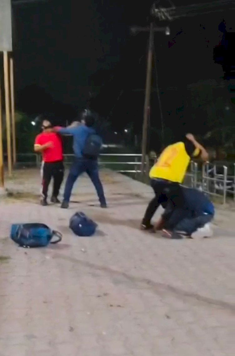 रायबरेली के रेलवे स्टेशन पर जमकर चले लात घूंसे