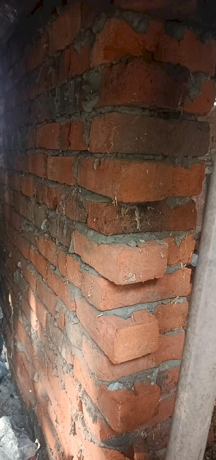 रायबरेली- सीएचसी गेट पर पॉलीथिन के नीचे हो रहा अवैध निर्माण, जिम्मेदार मौन