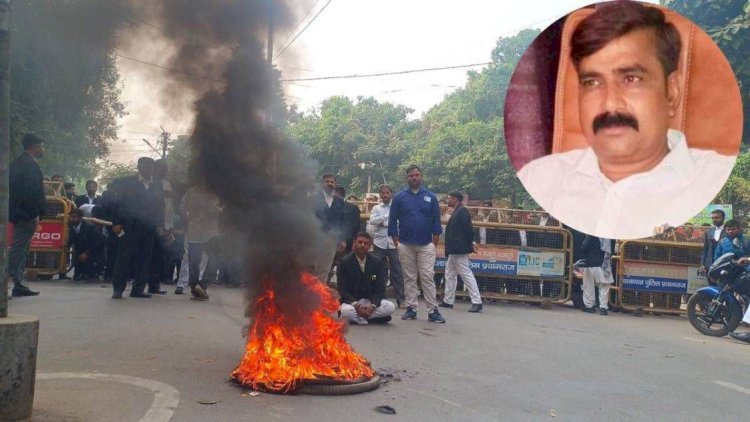 प्रयागराज हमले में घायल वकील की मौत, शोक सभा के बाद अधिवक्ताओं ने किया चक्का जाम