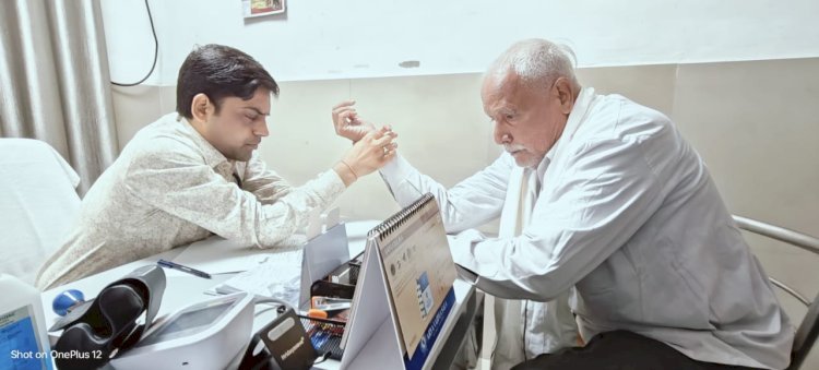 रायबरेली-नाड़ी परीक्षा से प्रकृति परीक्षण एवं इलाज करते हुए एम्स के आयुष चिकित्साधिकारी डॉ एच के पारीक।