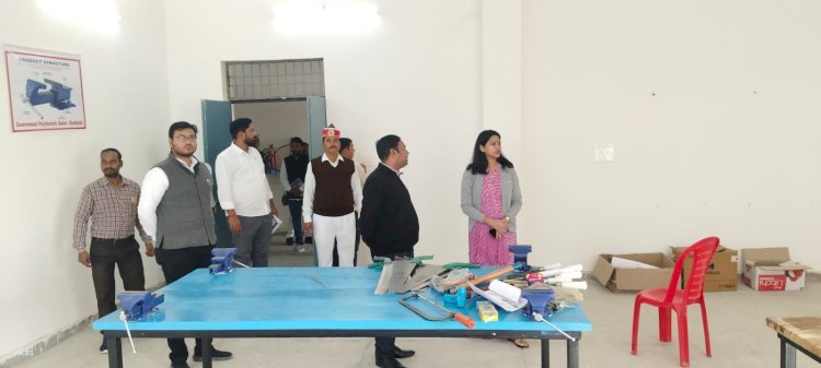 रायबरेली जिलाधिकारी ने राजकीय पॉलिटेक्निक गोपालपुर का किया औचक निरीक्षण