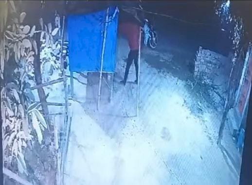रायबरेली-दुकान में चोरी करते सीसीटीवी में देखा दुकानदार , चीखने पर भागे चोर