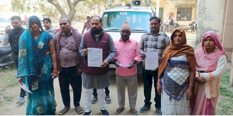 रायबरेली-विद्यालय तोड़कर एनटीपीसी बनवा रही बाउंड्री, ग्रामीणों ने सौंपा ज्ञापन