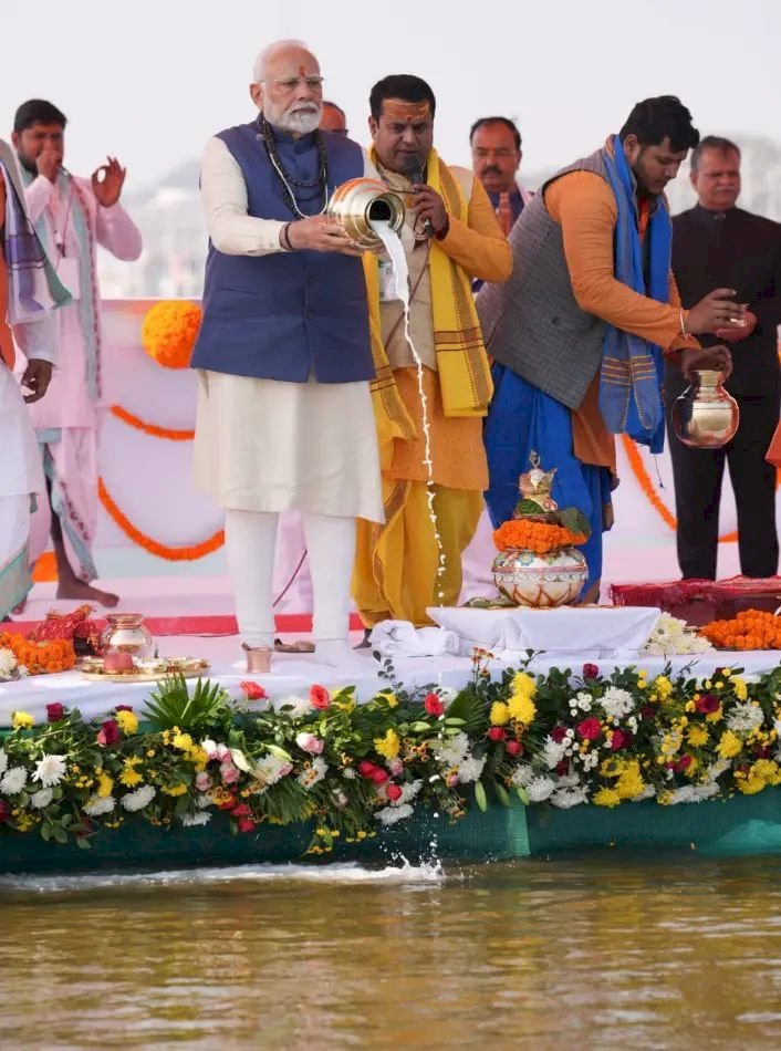 महाकुंभ की व्यवस्था का जायजा लेने पहुंचे PM Modi, 5500 करोड़ की परियोजनाओं का किया लोकार्पण; 10 बड़ी बातें