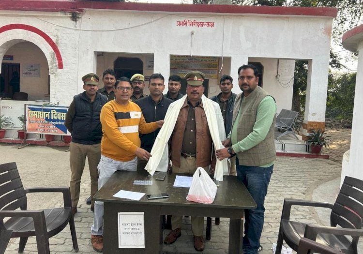 रायबरेली-ग्राम प्रधान प्रतिनिधि ने कोतवाली प्रभारी पवन कुमार सोनकर को किया सम्मानित