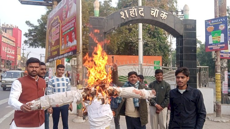 रायबरेली-भाजपा नेता विष्णु पद सिंह के नेतृत्व में फूंका गया सांसद राहुल गांधी का पुतला