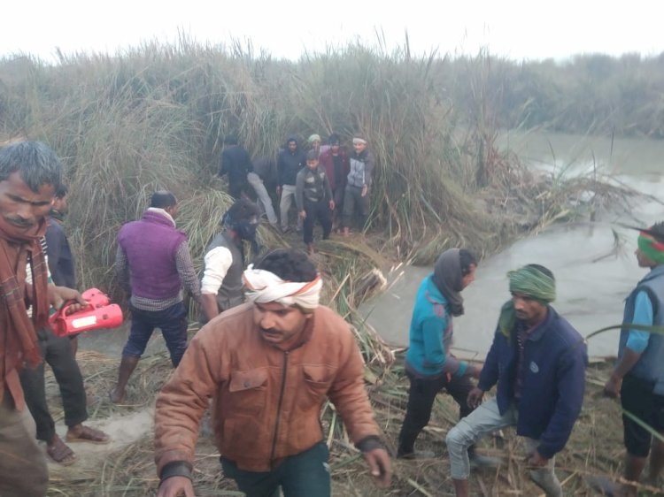 रायबरेली-सैकड़ों बीघे खेतों में लहलहाती फसल पर शारदा नहर के पानी मचाई तबाही , हर तरफ पानी ही पानी 