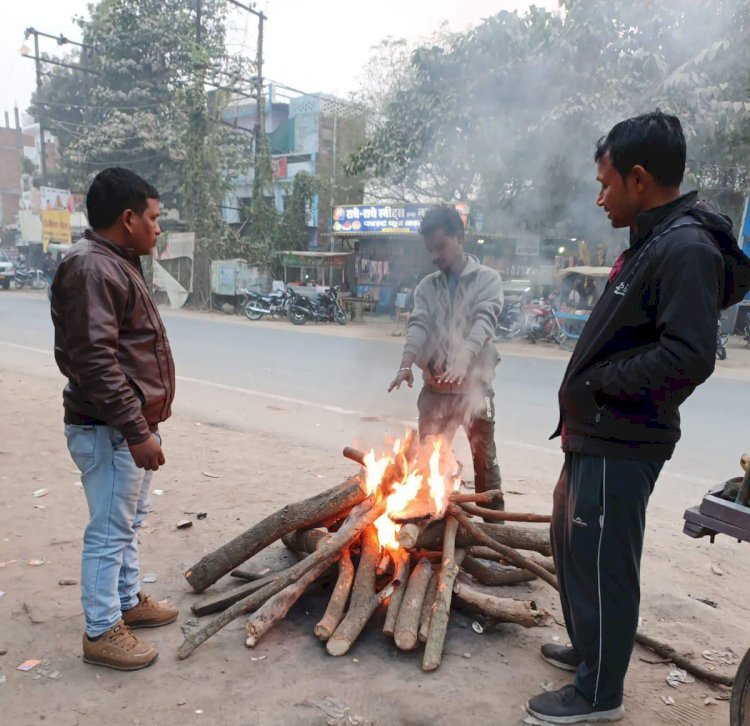 रायबरेली-ठंड से बचने के लिए ऊंचाहार नगर पंचायत ने जलाए अलाव