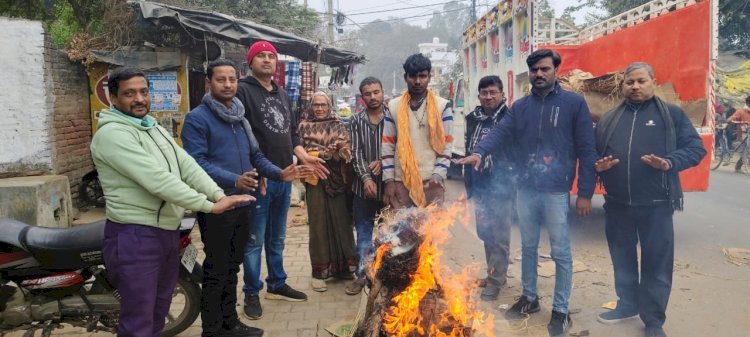 रायबरेली-उद्योग व्यापार मंडल ने कस्बे के  बारह प्रमुख स्थानों पर जलवाए अलाव