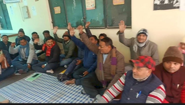 रायबरेली-एंटी करप्शन टीम की कार्रवाई के विरुद्ध लामबंद हुए लेखपाल 