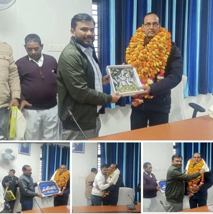 रायबरेली-सेवानिवृत कर्मचारी का विदाई समारोह का आयोजन एसडीएम नें अंगवस्त्र स्मृति चिन्ह भेंट कर की बिदाई