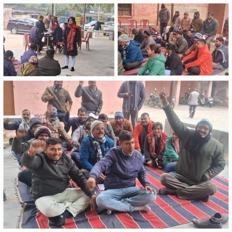 रायबरेली-मांगों को लेकर धरने पर बैठे डलमऊ के लेखपाल