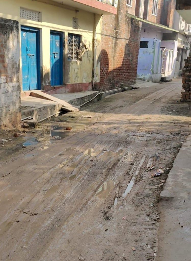 रायबरेली-छ: महीने से टूटी पाइप लाइन एक दर्जन अधिक लोग घायल,,,,, 