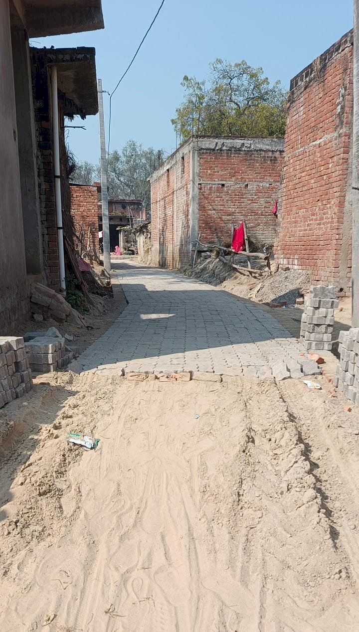 रायबरेली-होरैसा गाँव  में इंटरलॉकिंग सड़क निर्माण में अनियमिता पर बीडीओ नें जांच टीम की गठित