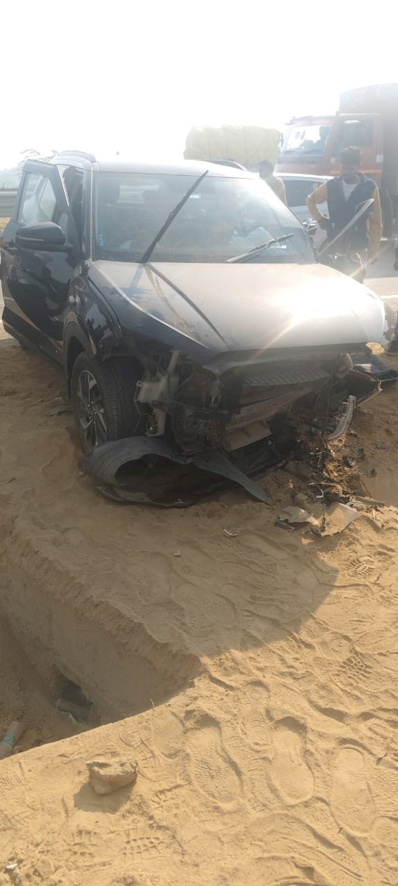 रायबरेली-राजमार्ग पर डिवाइडर से टकराई कार , चार घायल