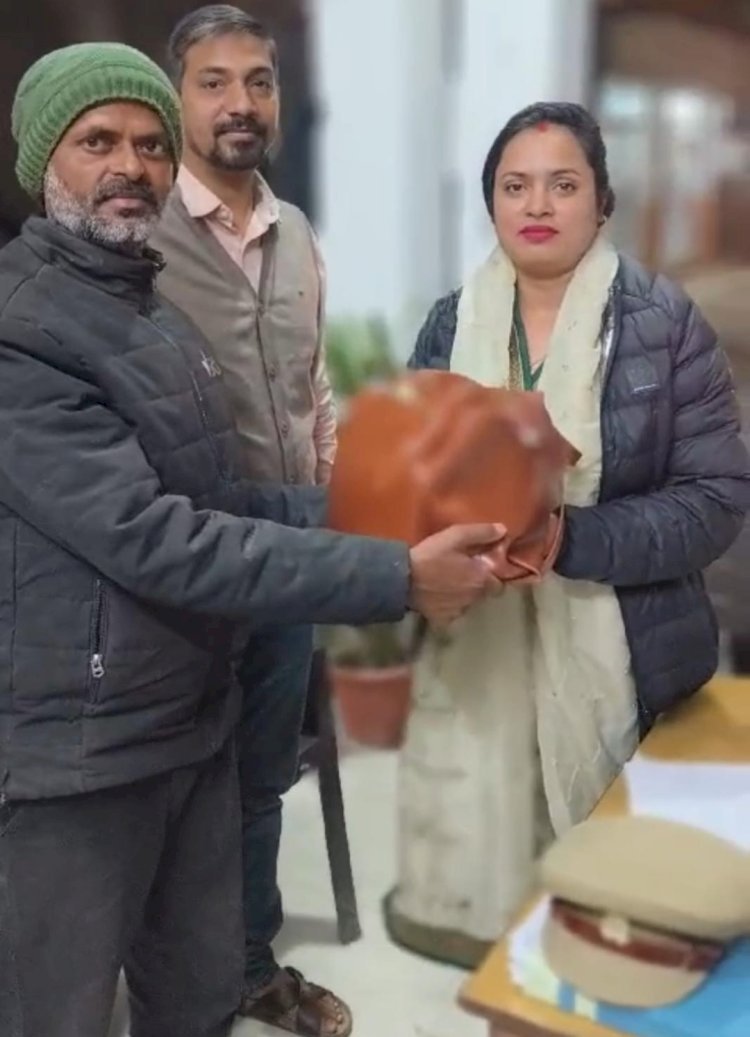 रायबरेली- SI करूणा शंकर तिवारी ने बरामद किया रुपयों और आभूषण से भरा खोया हुआ बैग