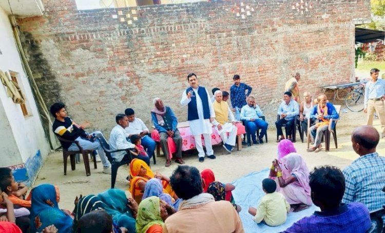 रायबरेली-कांग्रेस नेता ने गांव गांव लगाई चौपाल , बताया राहुल गांधी का संघर्ष