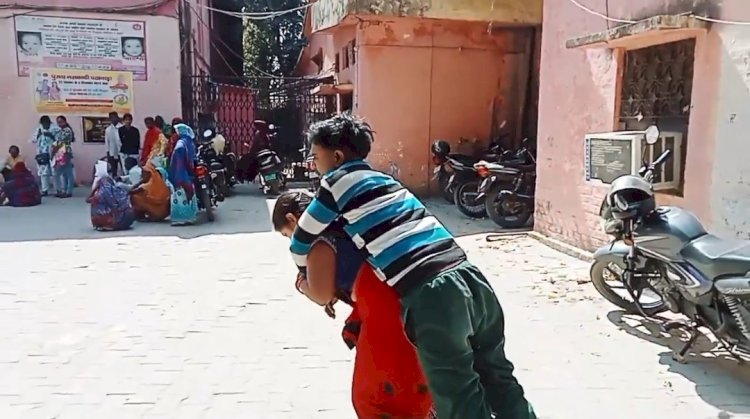 रायबरेली में झकझोर कर देने वाला वीडियो आया सामने एक महिला अपने दिव्यांग पति को पीठ पर उठाकर CMO ऑफिस पहुंची
