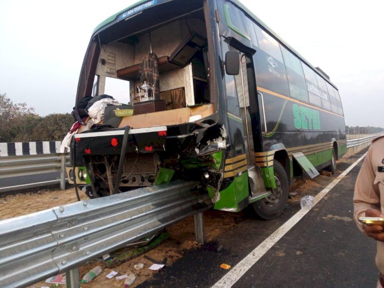 रायबरेली-आठ मवेशियों को कुचलते हुए  डिवाइडर से टकराई डबल डेकर बस , चालक घायल