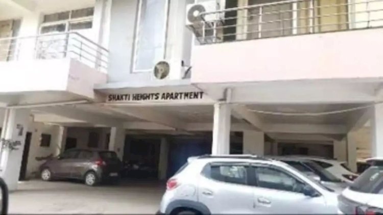 फ्लैट में मिलीं 10 थाईलैंड की लड़कियां! अपार्टमेंट मालिक शक्ति सिंह का 'सपा कनेक्शन', अखिलेश यादव समेत बड़े नेताओं के साथ तस्वीरें वायरल