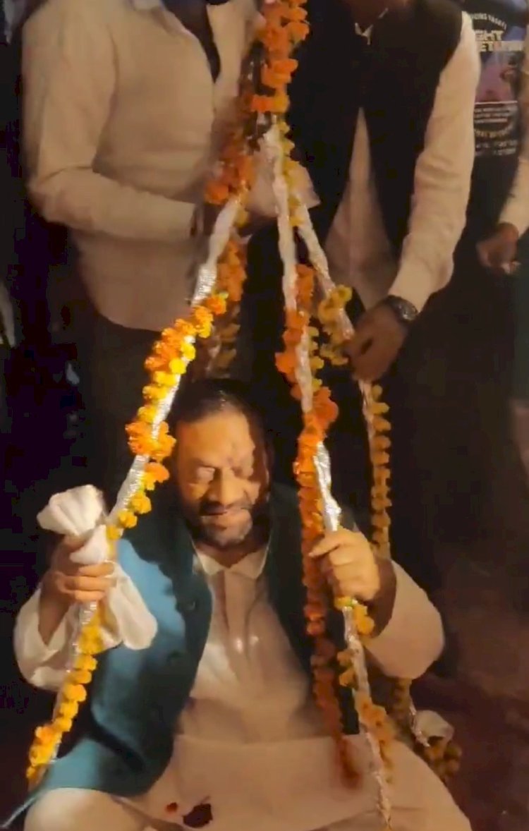 रायबरेली में सिक्कों से तौले गए स्वामी प्रसाद मौर्य