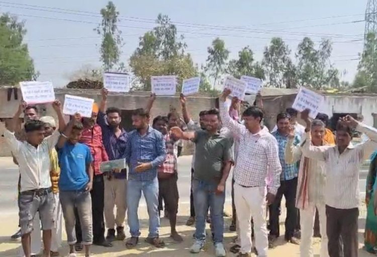 रायबरेली-सड़क पार रास्ता अवरुद्ध होने से नाराज किसानों ने किया प्रदर्शन