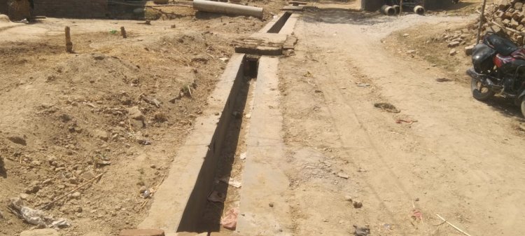 रायबरेली-जिला पंचायत से बन रहे नाला में  में सारे मानक ताक पर , ठेकेदार दे रहा ग्रामीणों को धमकी,,,, 