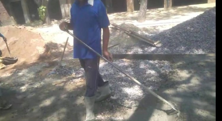 रायबरेली-गुणवत्ता को ताक पर रखकर पीडब्लूडी ने बना रही सीसी रोड, ग्रामीणों में रोष,,,,, 