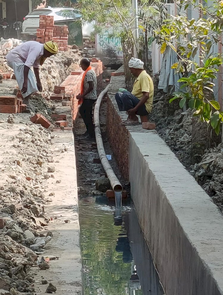 रायबरेली-भ्रष्टाचार की बुनियाद पर बन रहा कब्रिस्तान के बगल का नाला, जिम्मेदार मौन,,, 