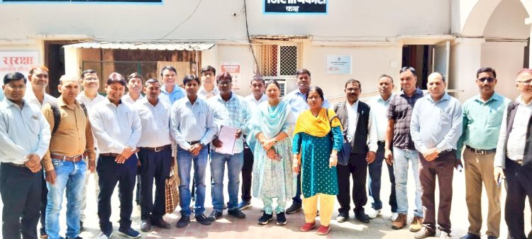 रायबरेली में शिक्षकों ने डीएम से चयन वेतनमान दिलाने की लगाई गुहार