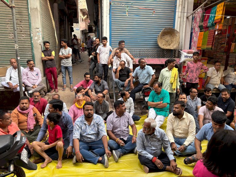 रायबरेली-ग्रामीणों ने लालगंज नगर पंचायत अध्यक्ष सरिता गुप्ता के खिलाफ किया प्रदर्शन