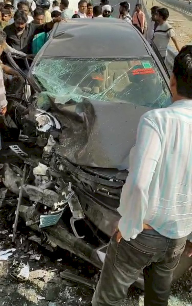 रायबरेली में भीषण सड़क हादसा दो कारो की आमने सामने जोरदार टक्कर