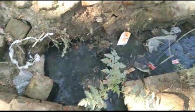 रायबरेली-बजबजा रही नालियां, घरों में घुस रहा कीचड़ जिम्मेदारों नें फेरा मुह,,, 