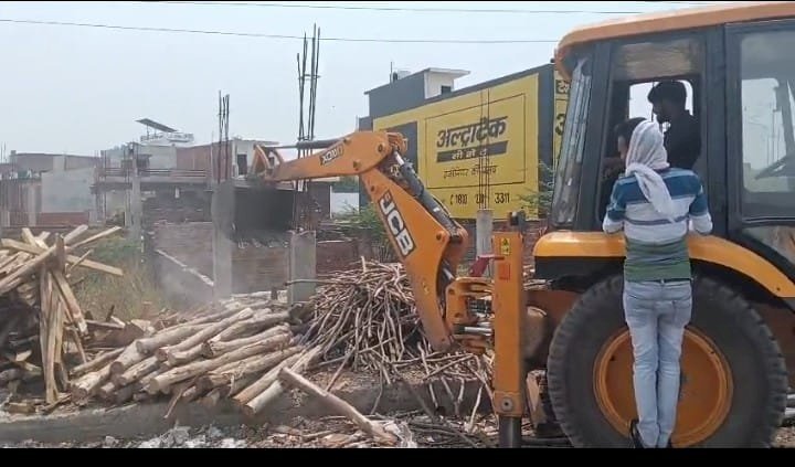 रायबरेली में बंजर भूमि से हटवाया गया अवैध कब्जा