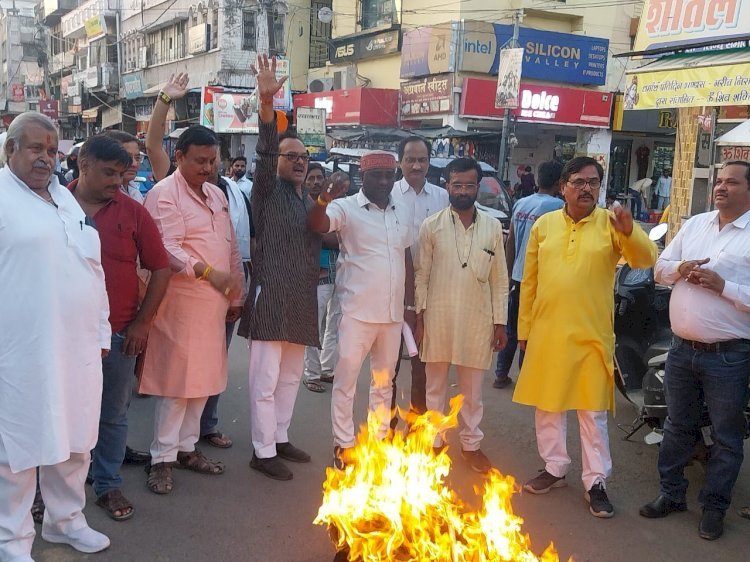 रायबरेली-अखिल भारतीय उद्योग व्यापार मंडल के पदाधिकारियों ने पाकिस्तान का फूंका पुतला