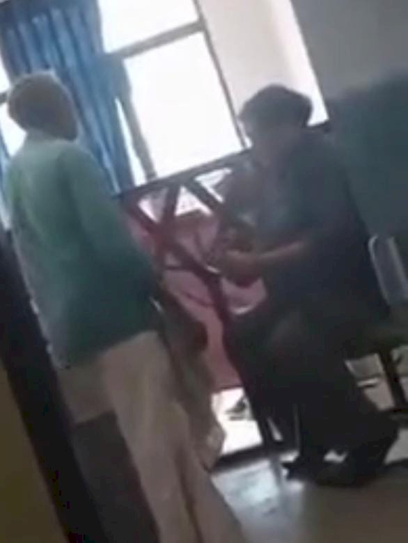 रायबरेली-रजिस्ट्रार कानूनगो का किसान से रिश्वत लेते का वीडियो सोशल मीडिया पर हुआ वायरल