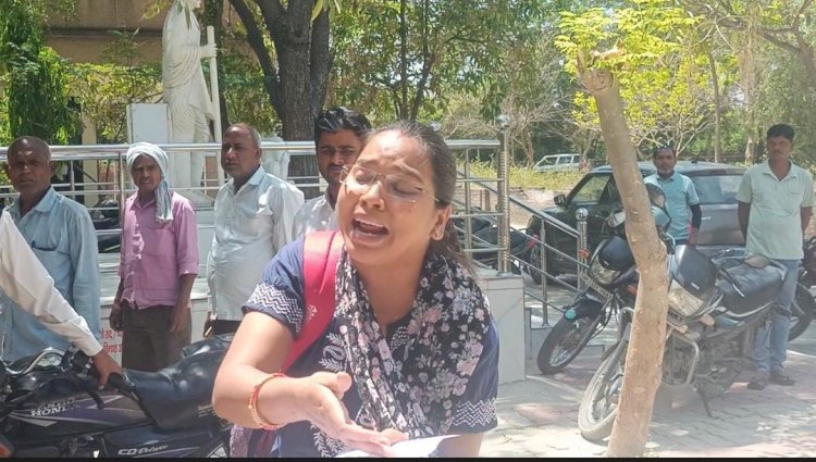 रायबरेली-ऊंचाहार तहसील में भ्रष्टाचार की मार झेल रही महिला ने परिसर में जमकर काटा हंगामा