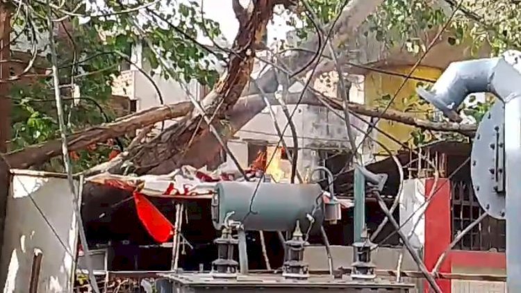रायबरेली-विद्युत विभाग के लापरवाही से ट्रांसफार्मर में लगी आग, टला बड़ा हादसा