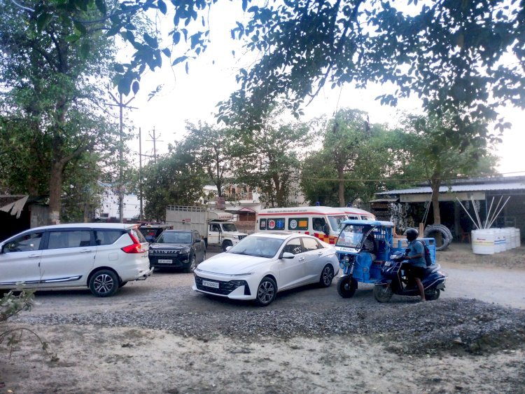 रायबरेली-मुंशीगंज से एम्स जाने वाला मार्ग बदहाल,चौड़ीकरण के लिए एक महीने से पटरी में गिट्टियां डाल साधी चुप्पी 