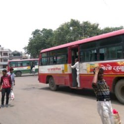 रायबरेली में नशे में धुत रोडवेज बस चालक ने स्कूल गाड़ी में मारी टक्कर