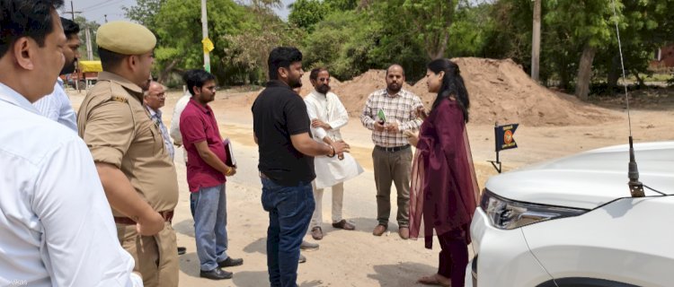 रायबरेली-डीएम ने आई०टी०आई० से बालापुर तक बनाई जा रही सड़क का किया निरीक्षण