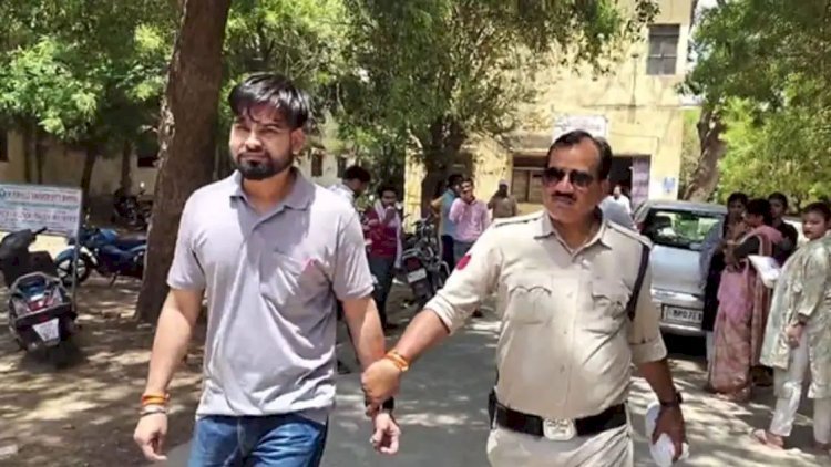 क्लासरूम में छात्रा के साथ आपत्तिजनक हालत में टीचर, CCTV में रिकॉर्ड हुई करतूत. अब पहुंचे सलाखों के पीछे