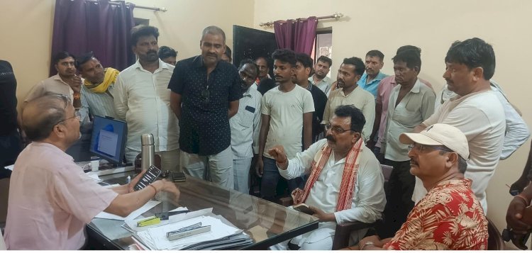 रायबरेली-बिजली कटौती से परेशान सैकड़ों ग्रामीणों ने उपखण्ड कार्यालय पहुंचकर जमकर काटा हंगामा