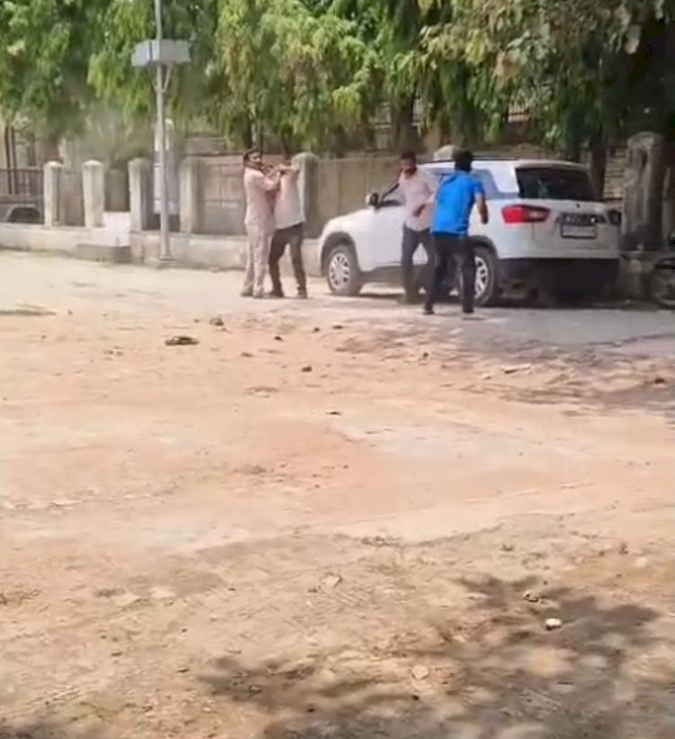 अमेठी-BDO ऑफिस में प्रधान प्रतिनिधि की गुंडागर्दी का वीडियो वायरल