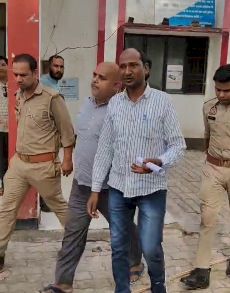 बड़ी खबर रायबरेली-सात हजार रुपए रिश्वत लेते राजस्व कर्मी सहयोगी सहित रंगे हाथ गिरफ्तार , एंटी करप्शन टीम ने की कार्रवाई