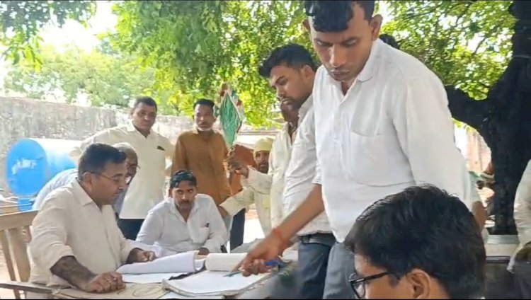 रायबरेली में चकबंदी सीओ पर अफसरशाही हावी,किसान से चलवाया हाथ वाला फंखा