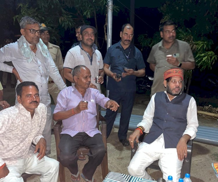 रायबरेली- ऊंचाहार विधायक नें दौलतपुर गाँव में चौपाल लगाकर  सुनी लोगों की समस्या,,,,, 